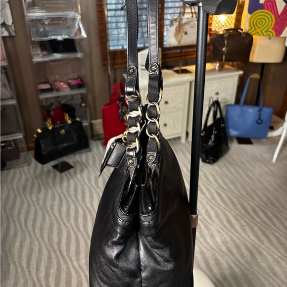 Elegant Ferragamo Black Shoulder Bag with Silver Chain Handles. - Picture 6 of 14